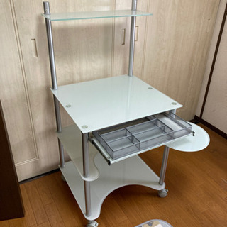 ニトリ　ガラス製デスク