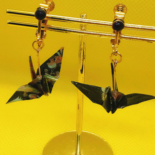 和紙の折り鶴(黒)イヤリングの画像