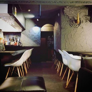 地元に親しまれるダイニングバーでの接客のお仕事の画像