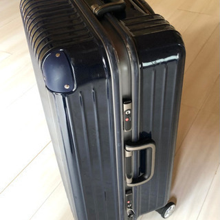 再々値下！ポリカーボネート製スーツケース　中型の画像