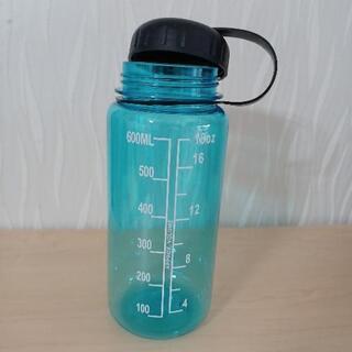 【最終値下げ】計量ボトル、Colemanのコップ6個の画像