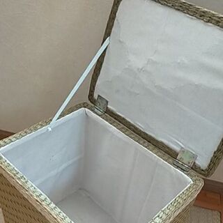 座面下が収納になる箱イス★3個ありますの画像