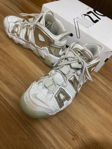 NIKE WMNS AIR MORE UPTEMPO 銀✖️白　最後の投稿です。