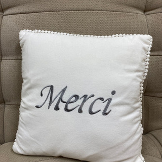 【激安中古品】可愛いアクセントクッション（ニトリ）merci