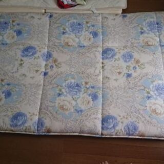 敷布団(カバー付き)あげます