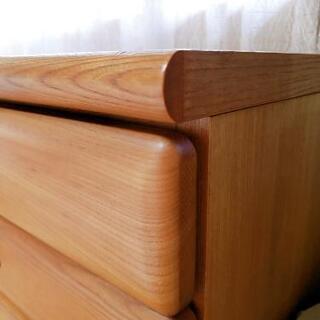 素材のしっかりしたチェスト。の画像