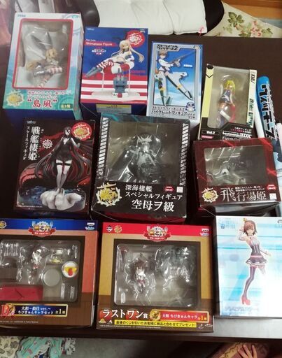 フィギュア、タペストリー12点