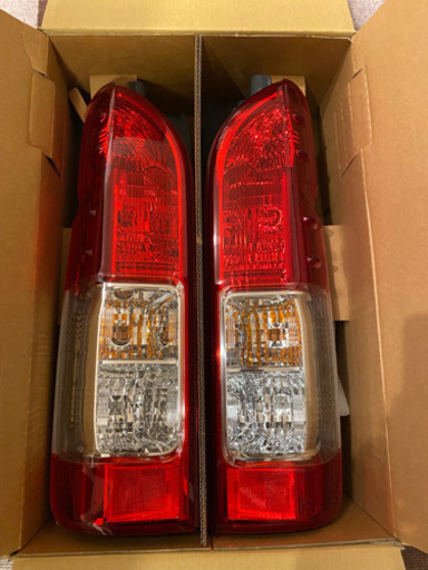 【中古品】ハイエース5型純正テールランプ