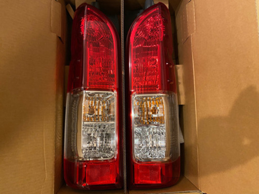 【中古品】ハイエース5型純正テールランプ