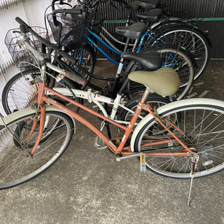 古いママチャリ　一番手前のオレンジのやつです