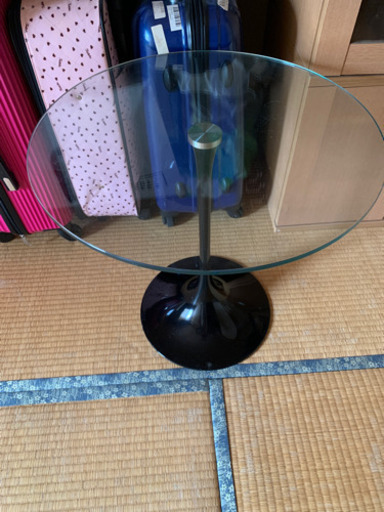 ガラスの丸テーブル