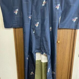 【リユース】蝶模様の紺色の紬　正絹　美品の画像