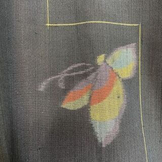【リユース】蝶模様の紺色の紬　正絹　美品の画像