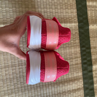 adidas スニーカーの画像
