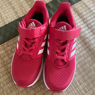 adidas スニーカーの画像