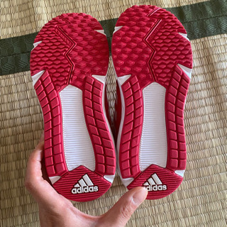 adidas スニーカーの画像