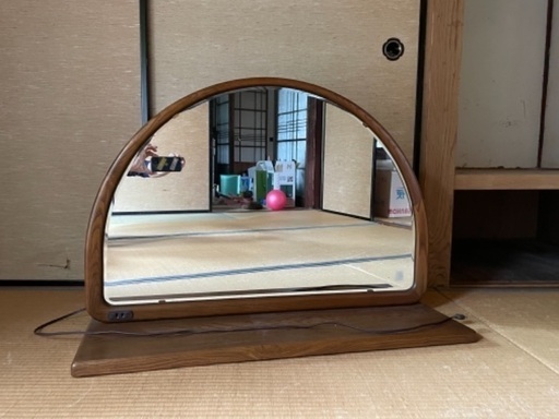 半円タイプの鏡台です。値下げしました。