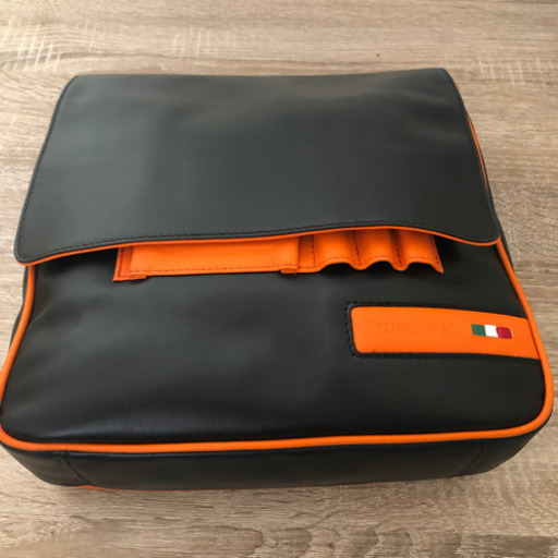 TUScANSレザーショルダーバック