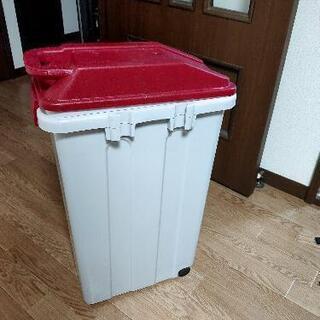 ニトリ製　キャスター付ゴミ箱（２個）の画像
