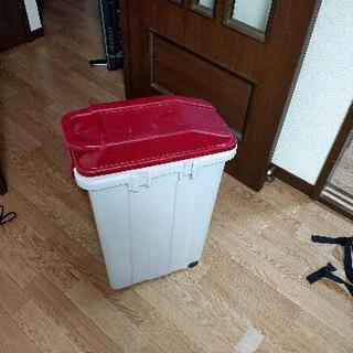 ニトリ製　キャスター付ゴミ箱（２個）の画像