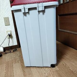 ニトリ製　キャスター付ゴミ箱（２個）の画像