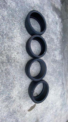 タイヤ　235/30R20