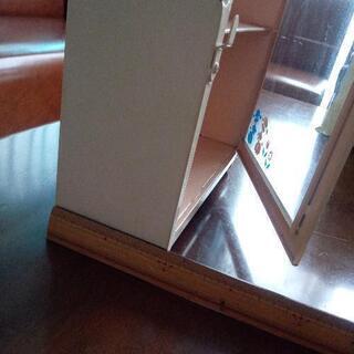 昭和レトロな飾り戸棚の画像