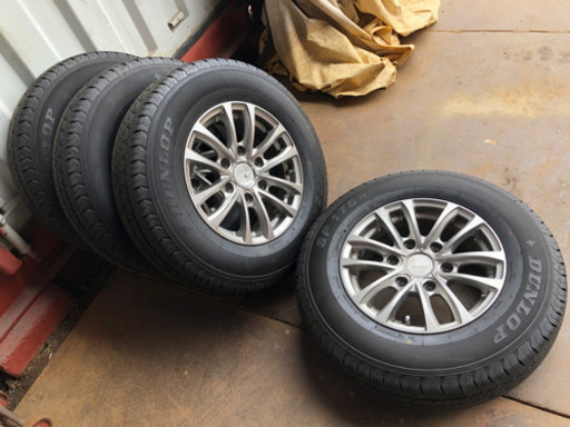 ハイエース、キャラバンに　ダンロップLTタイヤ、アルミセット