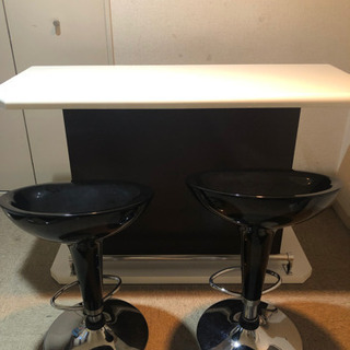 バーカウンター&オシャレなハイチェア2脚セットの画像