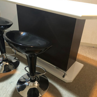 バーカウンター&オシャレなハイチェア2脚セットの画像