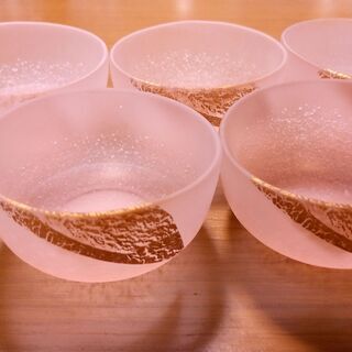 お取引決まりました☆引き取り限定☆　すりガラス小鉢5個　うすいピンク+金箔の画像