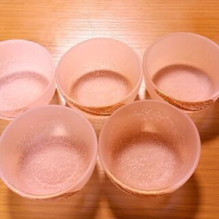 お取引決まりました☆引き取り限定☆　すりガラス小鉢5個　うすいピンク+金箔の画像