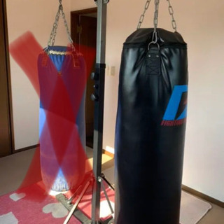 サンドバッグとスタンドのセットの画像