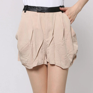 新品未使用　THE EMPORIUM　ウエスト合成皮革コクーンショートパンツ　ベージュの画像