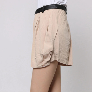 新品未使用　THE EMPORIUM　ウエスト合成皮革コクーンショートパンツ　ベージュの画像