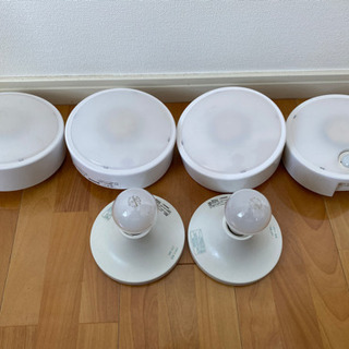 LEDライト（※1個のみ人感センサー付き）4個、ソケット2個のセットですの画像