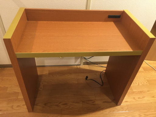 しっかりとした机。学習机、作業机に。