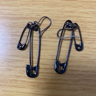 安全ピンピアス