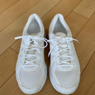 asicsの白いシューズ(27cm)の画像