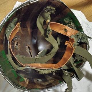 米軍？スチールヘルメット（射撃の標的で穴だらけ）の画像
