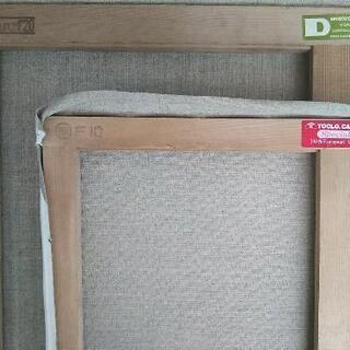 油絵のキャンバス４枚と水張り用の木製パネルの画像