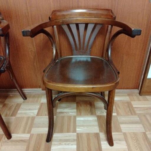 半肘掛け付きチェア