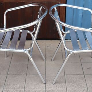 DULTON(ダルトン)のアルミニウムカフェチェア2脚セットです。室内のダイニングチェアとしてはもちろん軽くて丈夫なのでテラスやお庭、屋外のカフェや店舗にもおすすめのアームチェア♪ の画像