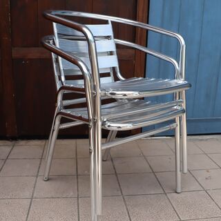 DULTON(ダルトン)のアルミニウムカフェチェア2脚セットです。室内のダイニングチェアとしてはもちろん軽くて丈夫なのでテラスやお庭、屋外のカフェや店舗にもおすすめのアームチェア♪ の画像