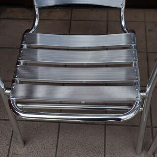 DULTON(ダルトン)のアルミニウムカフェチェア2脚セットです。室内のダイニングチェアとしてはもちろん軽くて丈夫なのでテラスやお庭、屋外のカフェや店舗にもおすすめのアームチェア♪ の画像