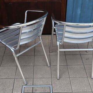 DULTON(ダルトン)のアルミニウムカフェチェア2脚セットです。室内のダイニングチェアとしてはもちろん軽くて丈夫なのでテラスやお庭、屋外のカフェや店舗にもおすすめのアームチェア♪ の画像