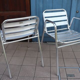 DULTON(ダルトン)のアルミニウムカフェチェア2脚セットです。室内のダイニングチェアとしてはもちろん軽くて丈夫なのでテラスやお庭、屋外のカフェや店舗にもおすすめ♪スタッキング収納も可能！①