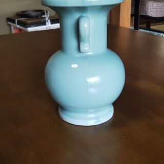 青磁の壺の画像