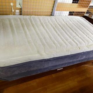 【着払い対応可能！！旧鹿児島市内送料無料】 リサイクルストアスターズ城西店INTEX 電動ポンプ内蔵　エアーベッド　16A619Jの画像