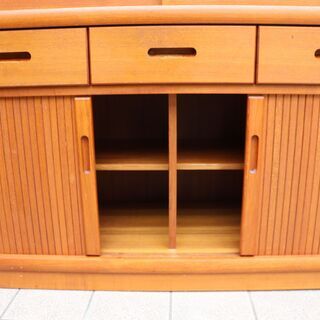 美しいチーク材の食器棚です。シンプルでモダンなカップボードは蛇腹扉